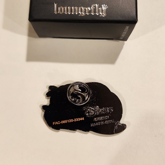 Loungefly Disney Mickey Mouse & Friends Mickey Sunset Beach Blind Box Pin Opened - Picture 7 of 10